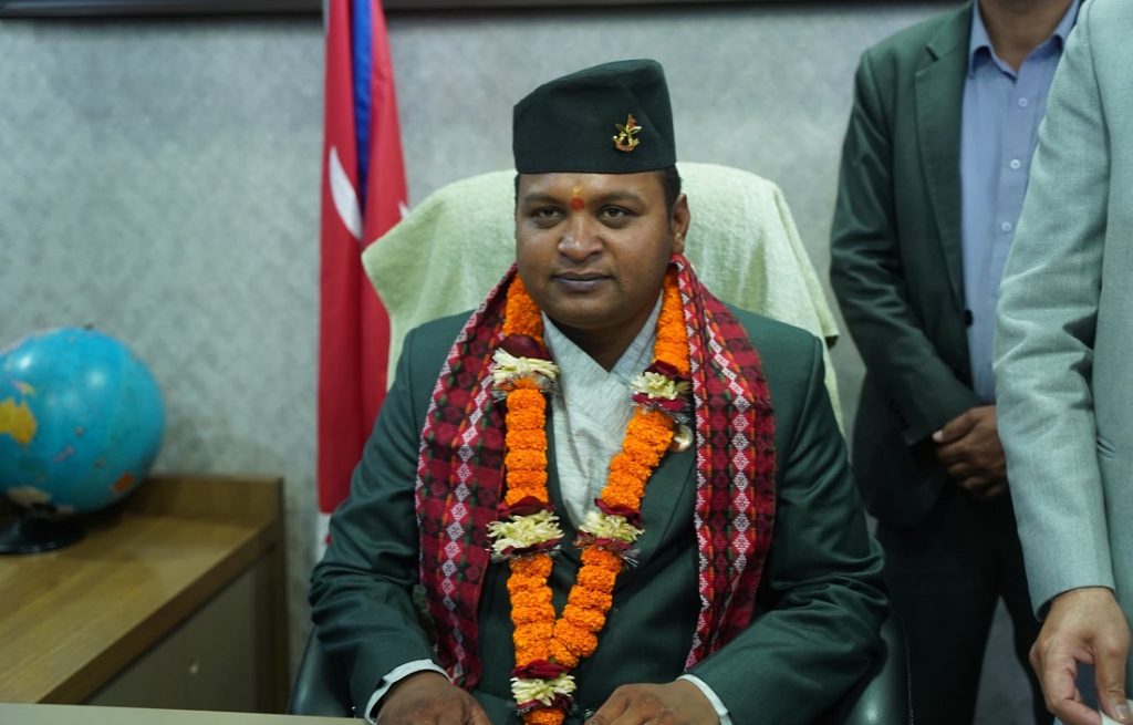 श्रममन्त्री दीपककुमार साह पदमुक्त