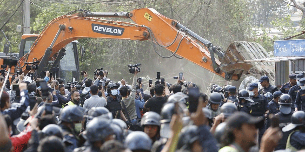 थापाथली स्थित सुकुमवासी बस्तीमा चल्यो डोजर