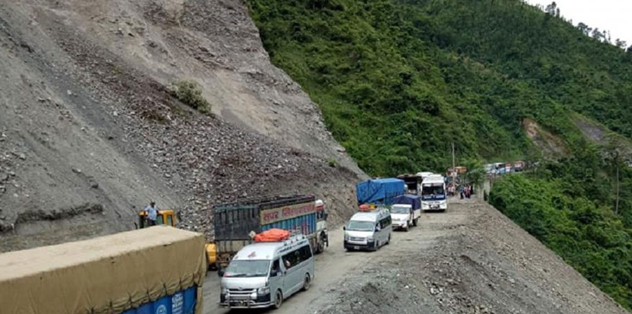 डुम्रे-बेँसीसहर सडक दैनिक आठ घण्टा बन्द हुने