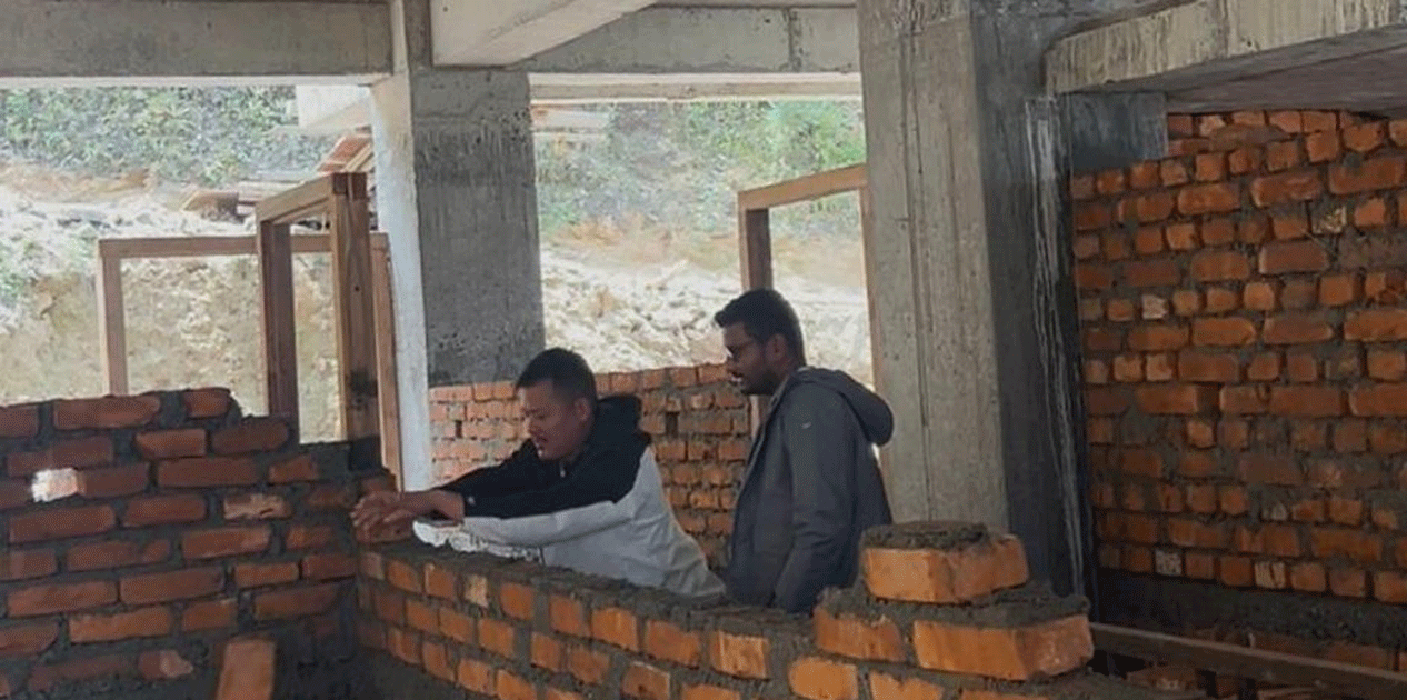 सम्झौता विपरीतका इँटा प्रयोग गरेपछि प्रशासनिक भवनको पर्खाल भत्काइयो