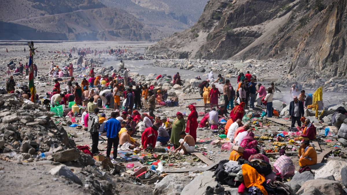 मातातिर्थ औंसीमा मुस्ताङको कागबेनीमा श्राद्ध गर्नेहरूको भीड
