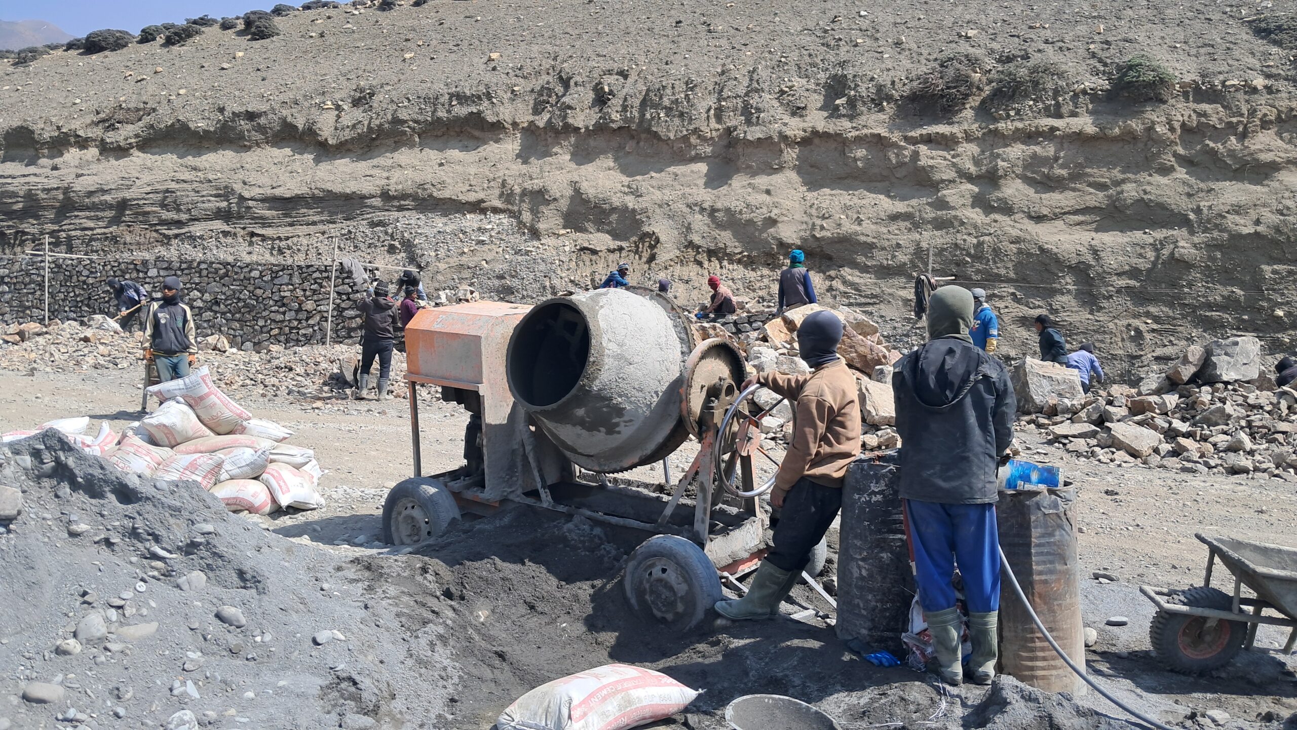 कोरलानाका जोड्ने कागबेनी-छुसाङ सडक स्तरोन्नति गरिँदै