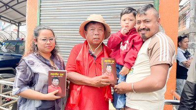 सांसद महावीर पुन शनिबार काठमाडौँमा पुस्तक बेच्दै