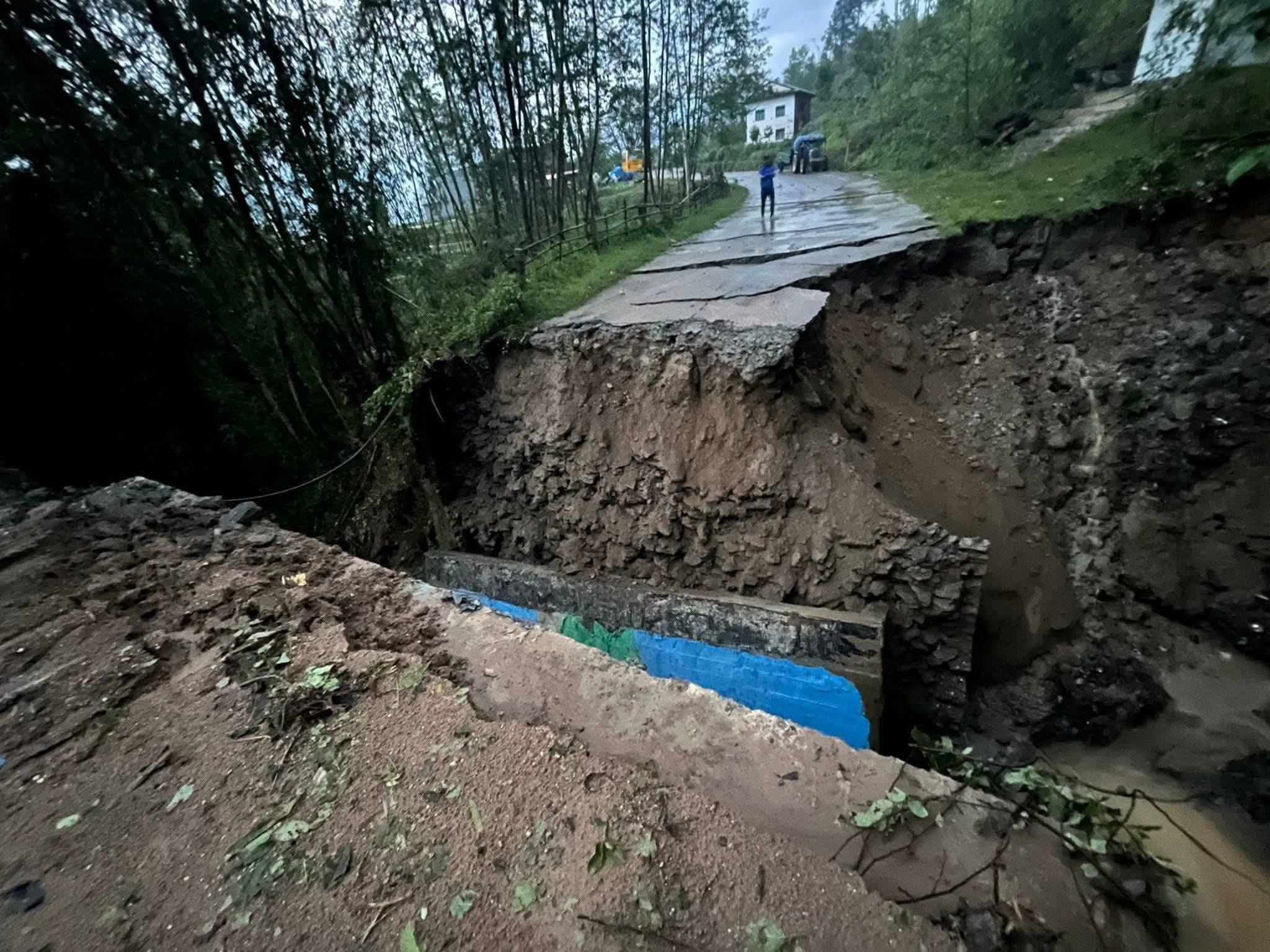 भोजपुर–चखेवा सडक बन्द