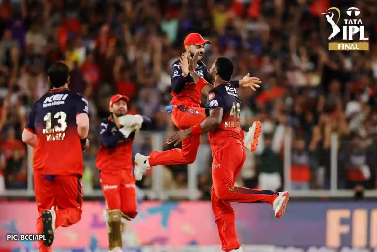 आईपीएल : लखनउलाई पाँच विकेटले पराजित गर्दै आरसिबी शीर्ष स्थानमा