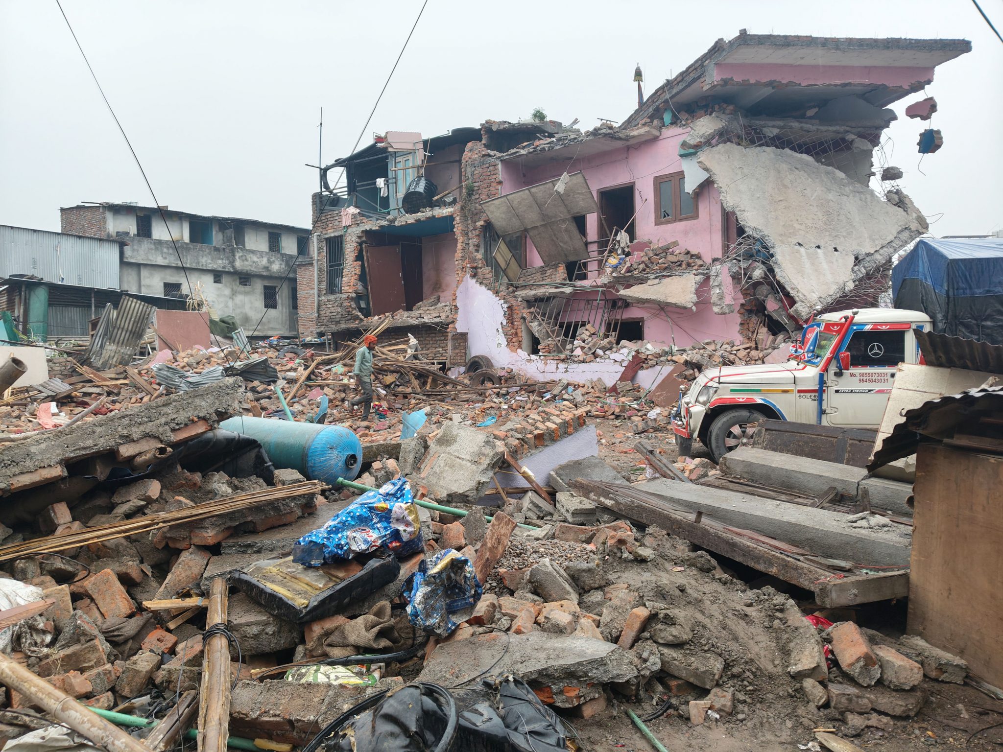 गैरीगाउँ क्षेत्रमा अतिक्रमण गरी बनाएका सबै ठूला घर भत्काइयो