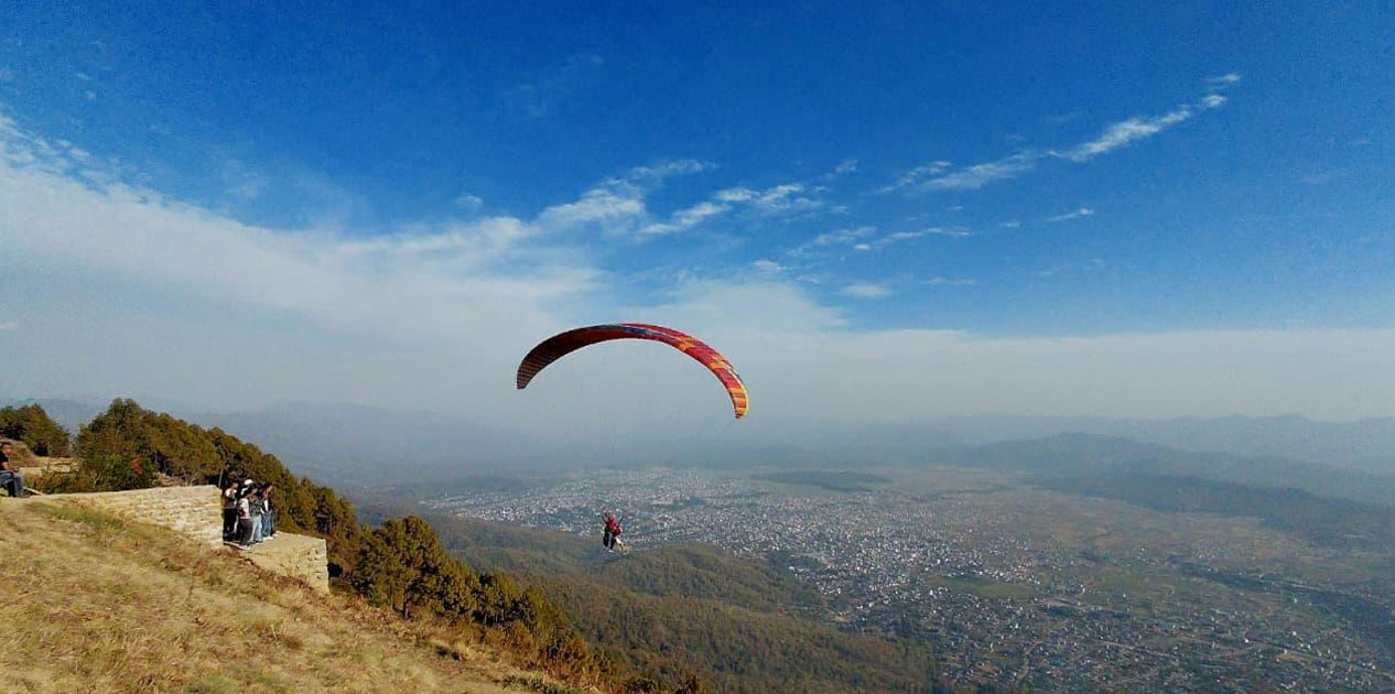 प्याराग्लाइडिङले रंगिदै सुर्खेतको आकाश