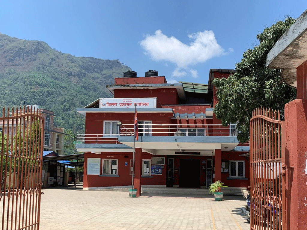 घरमै पुगेर राहदानी वितरण गर्दै तनहुँ प्रशासन