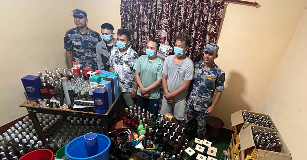 विभिन्न ब्राण्डका नक्कली मदिरा बनाउने कारखानामा सशस्त्रको छापा, चार जना नियन्त्रणमा