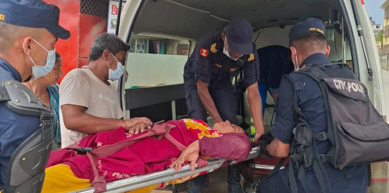 थापाथलीमा बस्ती हटाउने क्रममा एक महिला बेहोस, उपचारका लागि अस्पताल भर्ना