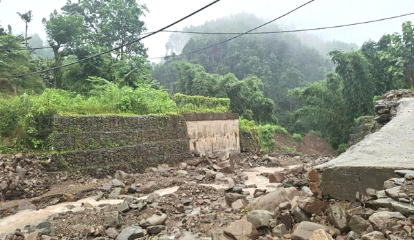 पटक–पटक म्याद थप्दा पनि सात वर्षदेखि लेदुवा खोलाको पुल अधुरै