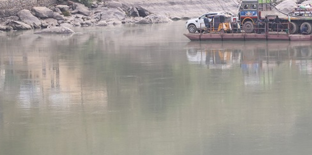 सङ्खुवासभा र भोजपुर जोड्ने अरुण नदीमा पानीको बहाव बढेपछि फेरी बन्द
