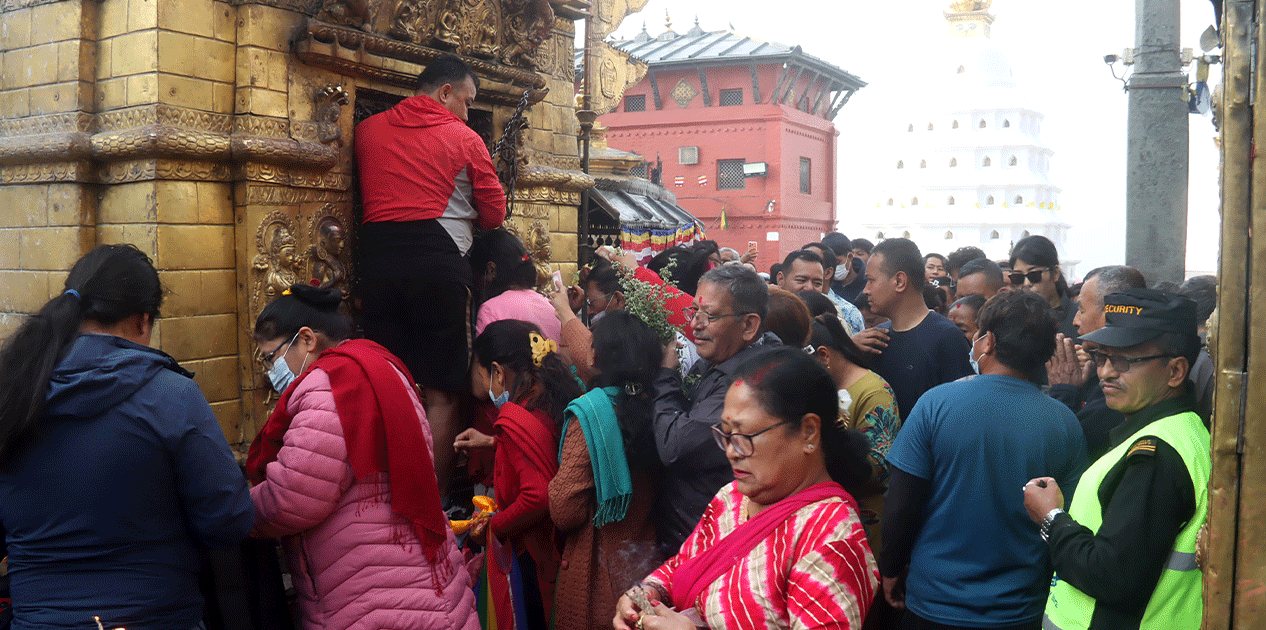 बौद्ध र स्वयम्भूमा श्रद्धालुको घुइँचो