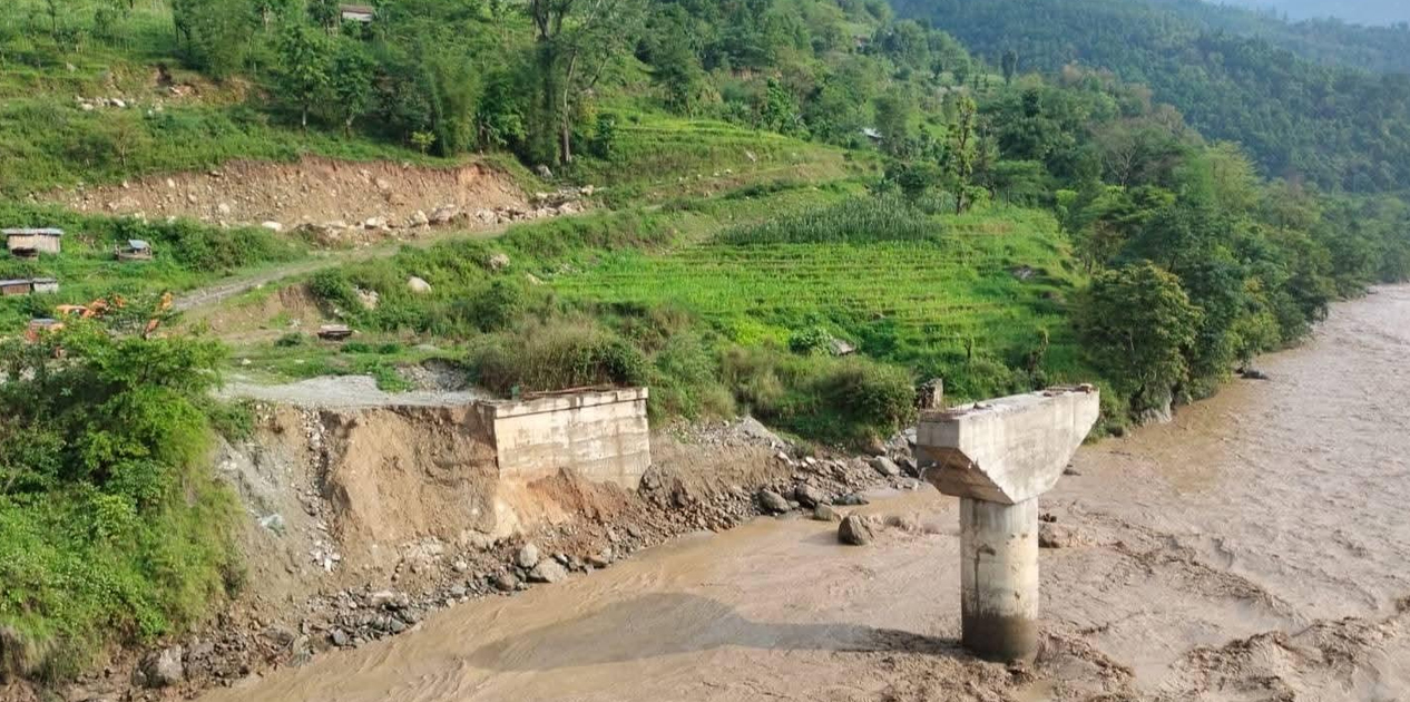 बाढी पहिरोले चार परिवार विस्थापित, जलविद्युत् आयोजनामा क्षति