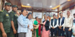 फुटपाथ व्यवस्थापनका क्रममा प्रभावित महिलालाई वीरेन्द्रनगरद्वारा १० हजार सहयोग