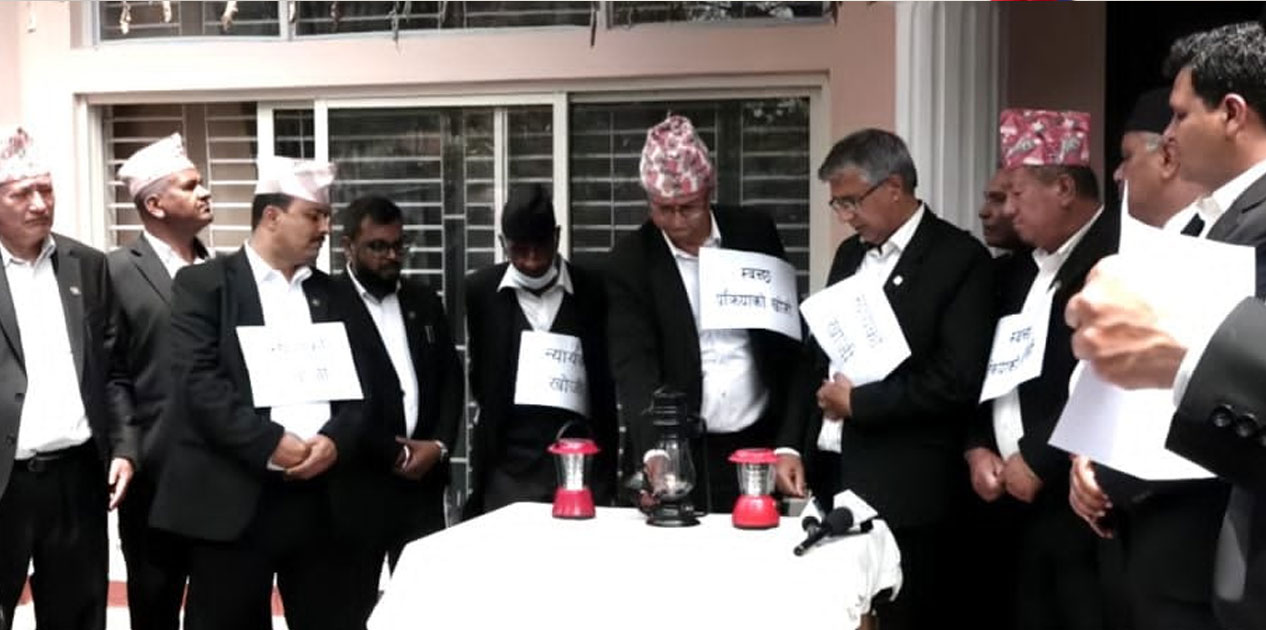 सर्वोच्च अदालतको अवस्थाप्रति असन्तुष्टि जनाउँदै कानुन व्यवसायीको सांकेतिक प्रदर्शन