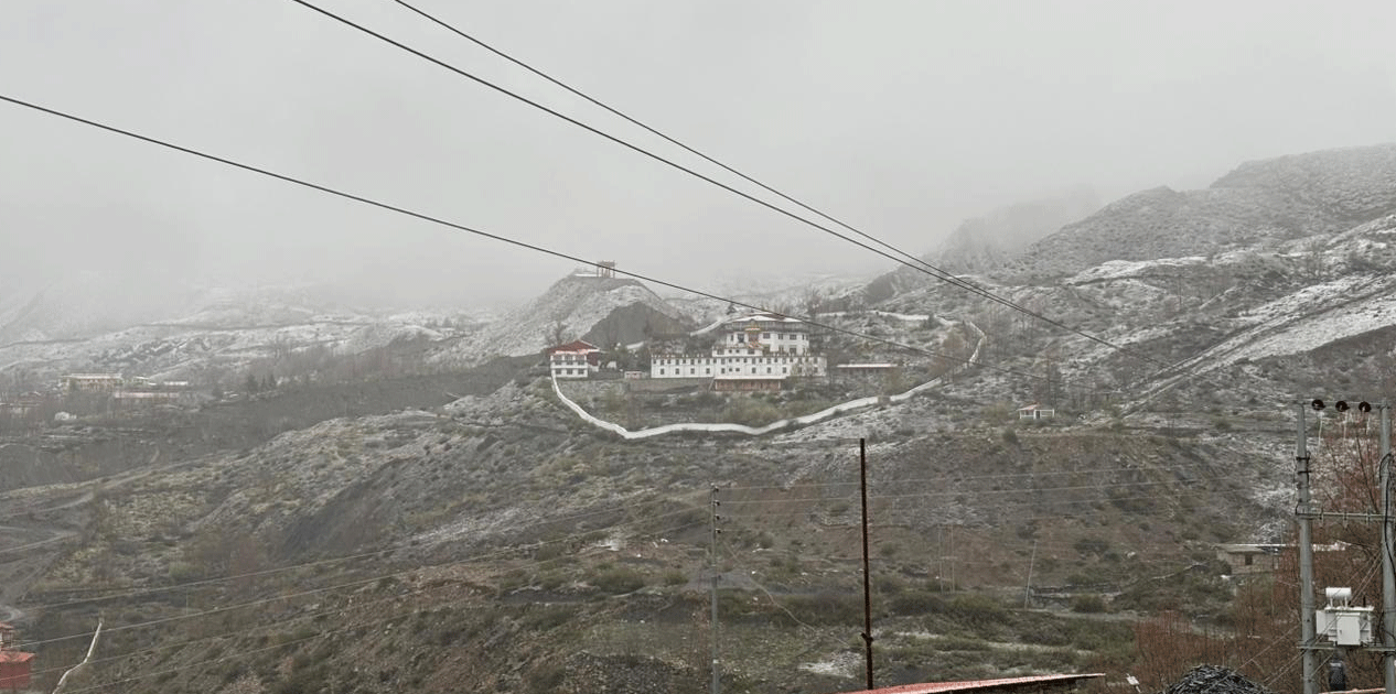 बर्खा लाग्यो, तर हिउँ पर्न छाडेन