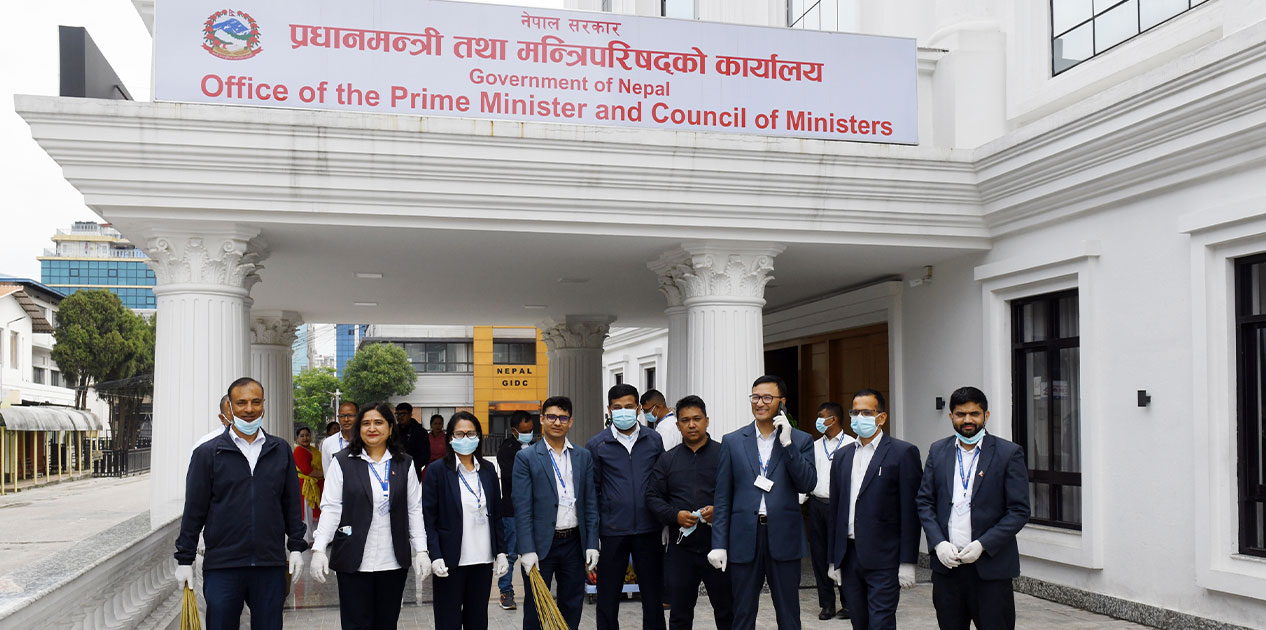 सिंहदरवारबाट ‘सरसफाई अभियान’सुरु : अब सरकारी कार्यालयमा फोहोर र दुर्गन्ध सह्य नहुने !