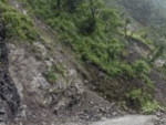 पहिरोले देशका विभिन्न मुख्य राजमार्ग र सडकखण्ड पूर्ण रूपमा अवरुद्ध