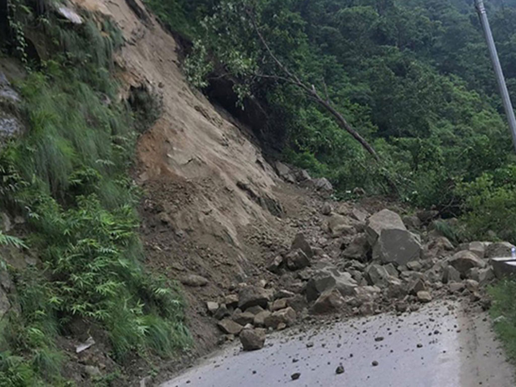 पहिरोले कान्तिलोकपथ र अरनिको राजमार्ग अवरुद्ध
