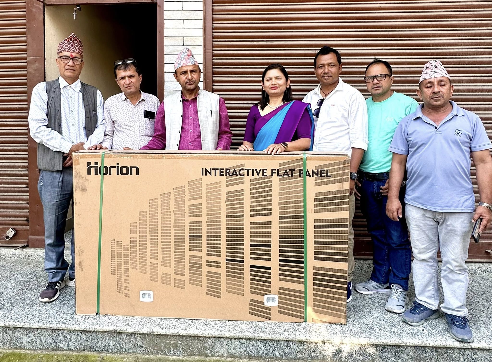 अर्थमन्त्रीको पहलमा चार विद्यालयलाई ‘स्मार्ट बोर्ड’