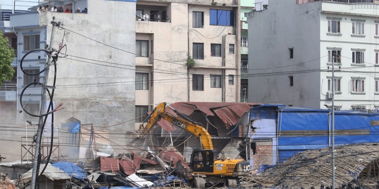 बालाजु र माछापोखरी क्षेत्रको अतिक्रमित बस्तीमा चल्यो डोजर