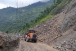 नारायणगढ-मुग्लिन सडकमा पहिरो पन्छाउन उपकरण र जनशक्ति तयारी अवस्थामा