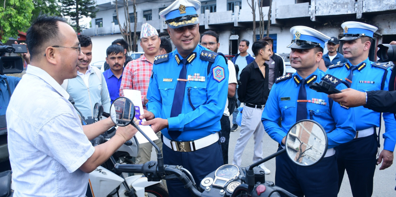 चोरी भएका ४० दुईपाङ्ग्रे सवारी ट्राफिक प्रहरीद्वारा धनीलाई हस्तान्तरण