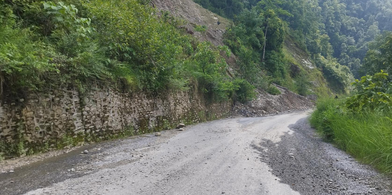 आजदेखि बेँसीसहर-चामे र मध्यपहाडी लोकमार्गमा सवारी सञ्चालनमा रोक