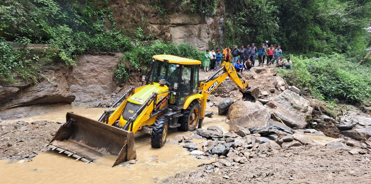 बाढीले अवरुद्ध दिक्तेल-चखेवाभञ्ज्याङ सडक सञ्चालनमा