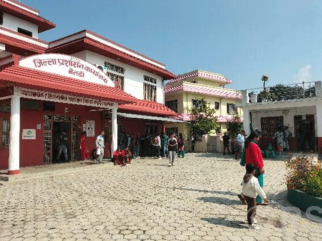 बैतडीका कच्ची सडकमा रातिको समयमा सवारी सञ्चालनमा रोक