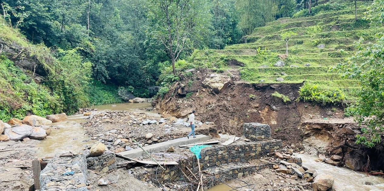 सङ्खुवासभामा पहिरोले पाँचखपन-चैनपुर सडक अवरुद्ध