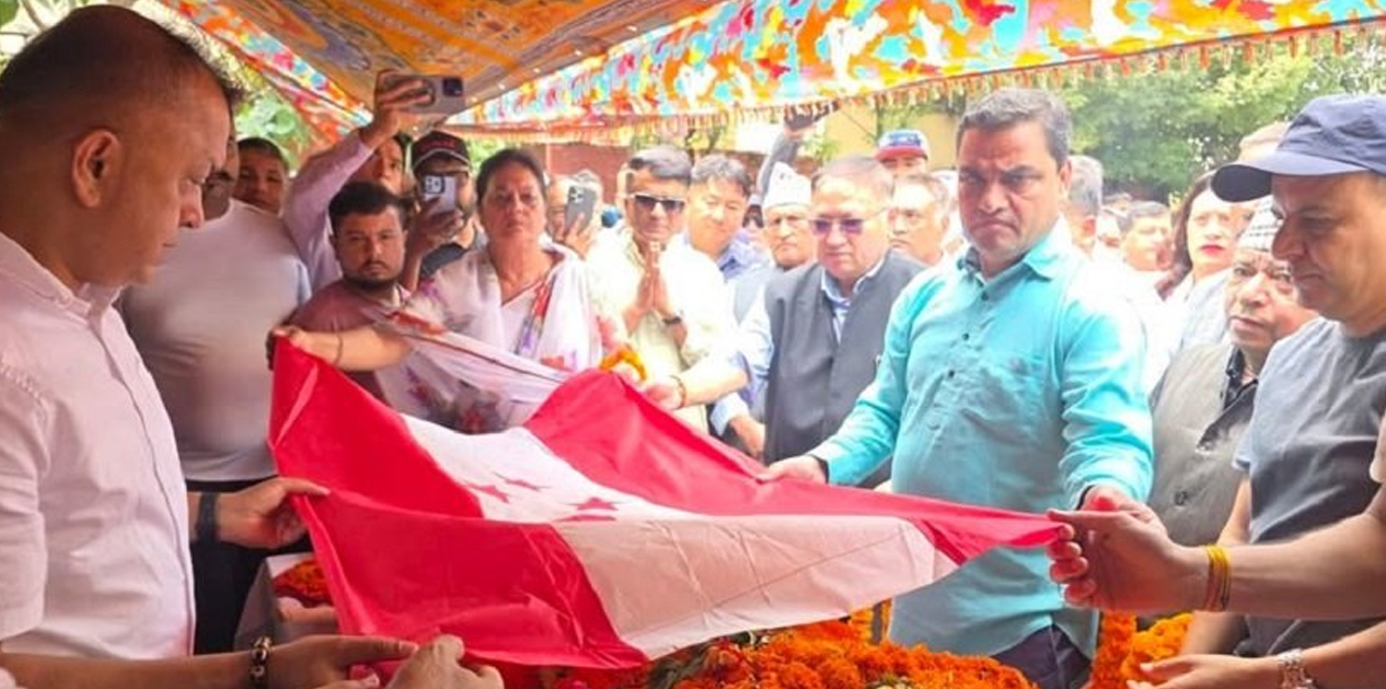 पूर्वमन्त्री खरेलको पार्थिव शरीरमा काँग्रेस सभापतिले ओढाए पार्टीको झन्डा