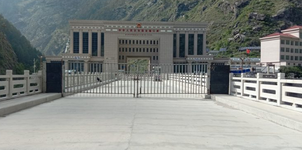 रसुवागढीमा मालवाहक सवारीसाधन आवतजावतमा रोक