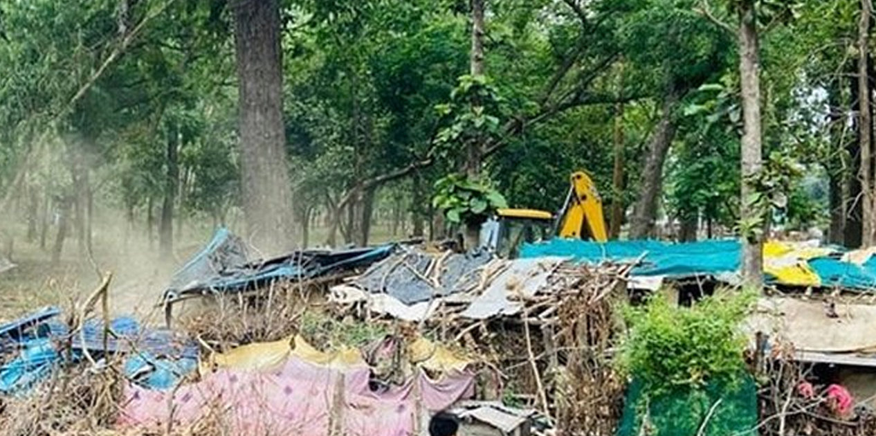 कैलालीमा वन अतिक्रमण हटाइयो, ४७ संरचना भत्काइए