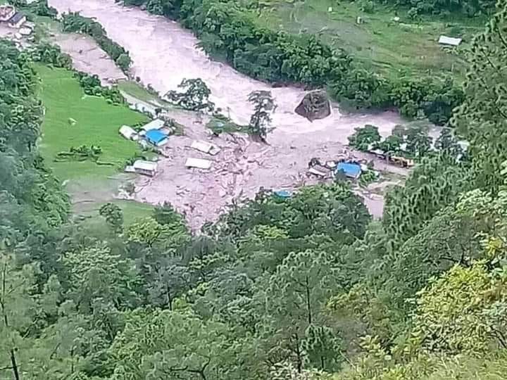 दोलखामा बाढी–पहिरोको: एक बेपत्ता, चार जना भिरमाअड्किए