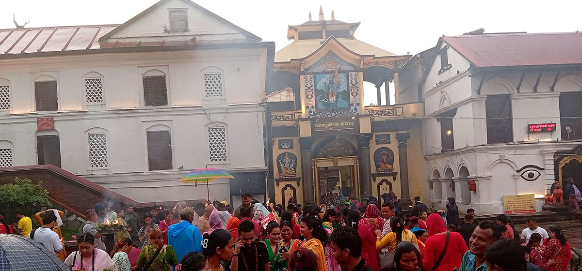 साउनको दोस्रो सोमबार : पशुपतिनाथमा बिहानैदेखि भक्तजनको लर्काे