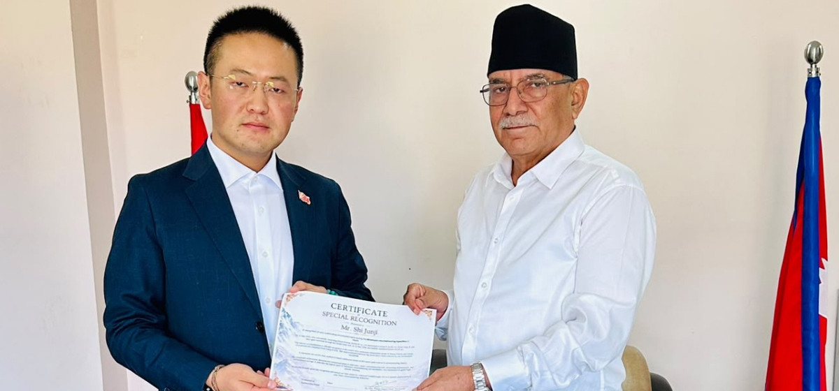 सगरमाथा र ल्होत्सेको सफल आरोहण गर्ने चिनियाँ आरोहीलाई संयोजक दाहालले गरे सम्मान