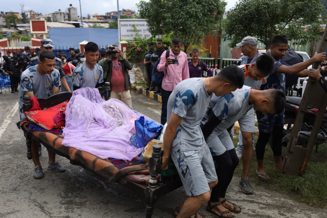 कीर्तिपुर होल्डिङ सेन्टरमा बाढी पसेपछि विस्थापितलाई स्मृति भवनमा सारियो