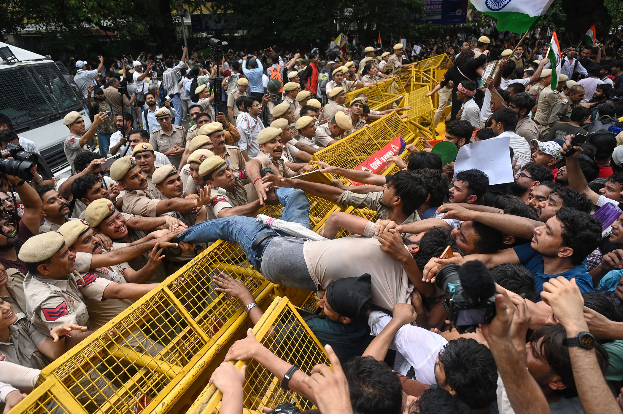 भारतका शिक्षामन्त्री धर्मेन्द्र प्रधानविरुद्ध आन्दोलन चर्किँदै, प्रदर्शनकारी सडकमा