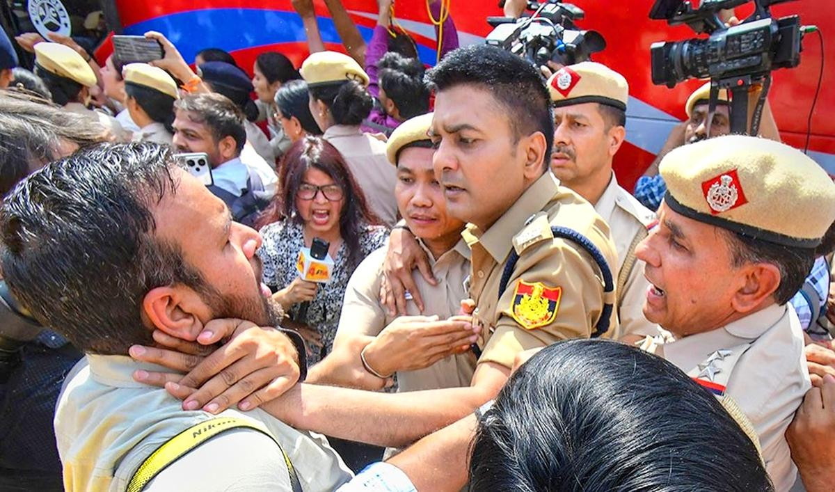 नयाँ दिल्लीमा ‘चलो संसद’ मार्चका क्रममा झडप: लाठीचार्ज र अश्रुग्याँस प्रहार, कयौँ आन्दोलनकारी पक्राउ