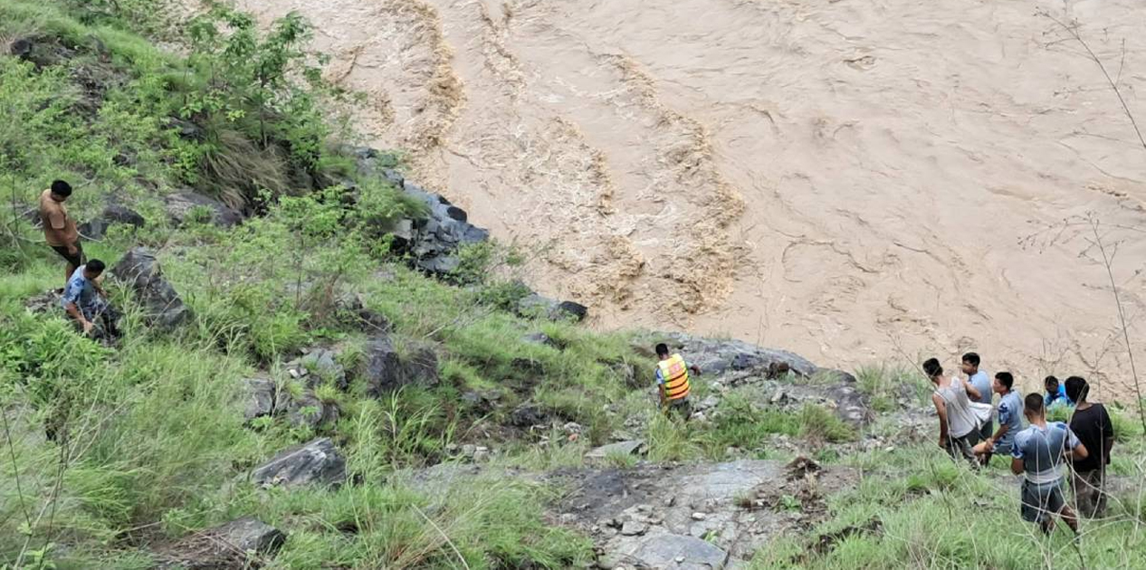 दैलेख दुर्घटनामा बेपत्ता एक जनाको शव कैलाली भेटियो