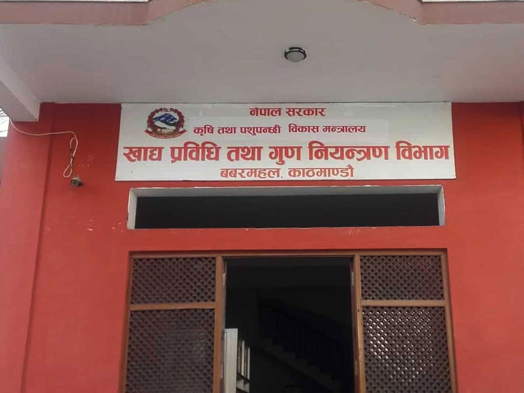 न्युरोडस्थित रेस्टुरेन्टलाई २ लाख १ हजार जरिवाना, म्याद नाघेको सिरप र तेलमा मरेको साङ्ला भेटियो