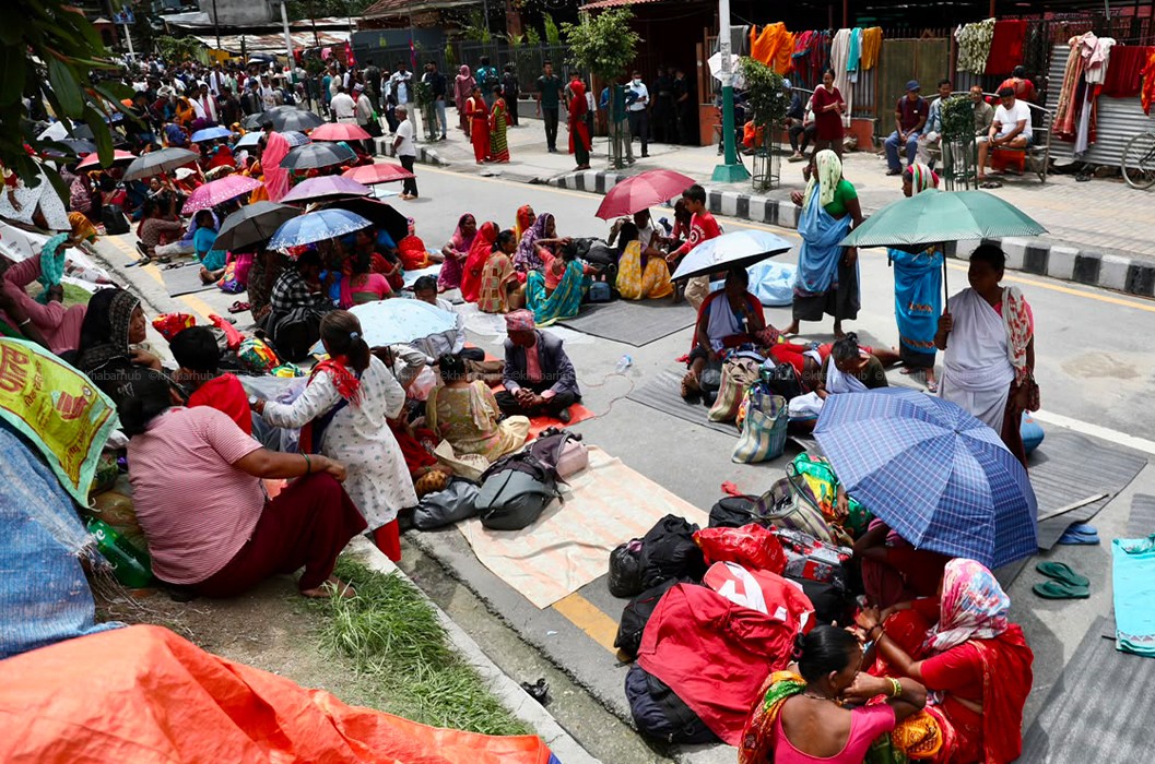 लघुवित्त पीडित आज पनि धर्नामा