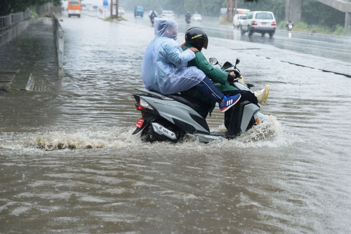 उपत्यकामा सडक जलमग्न
