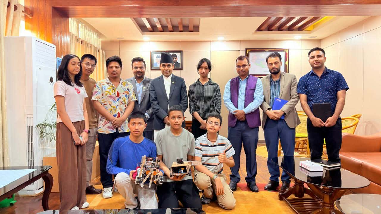 एआई फर गुड ग्लोबल समिटमा भाग लिने नेपाली विद्यार्थी टोलीद्वारा सञ्चारमन्त्रीसँग भेट
