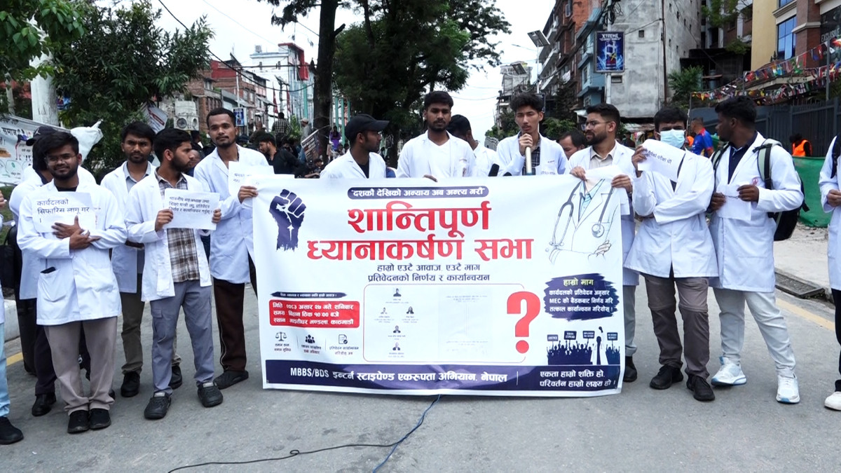 इन्टर्न चिकित्सकको प्रदर्शन : स्टाइपेन्ड निर्णय तत्काल कार्यान्वयन गर्न माग