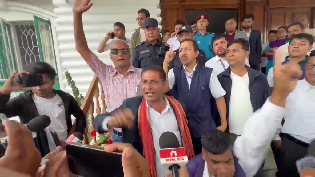 सेवा निरन्तरता र सर्वोच्चको फैसला कार्यान्वयनको माग गर्दै अस्थायी तथा करार कर्मचारीको धर्ना