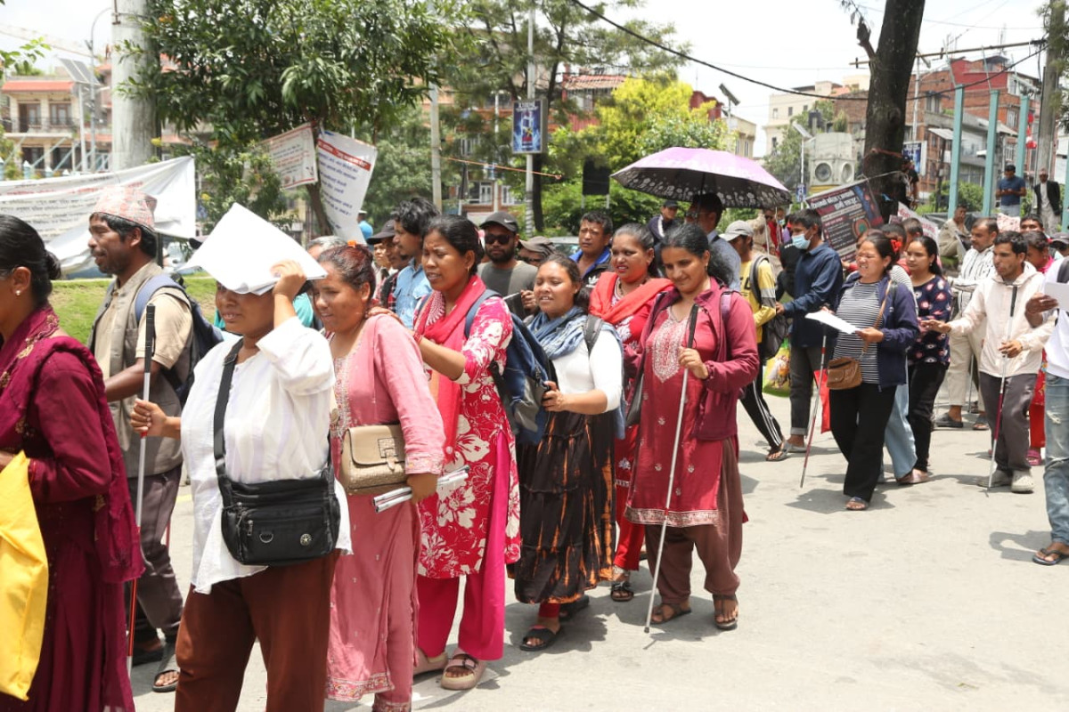 सिंहदरबार घेराउ गर्न लागेका दृष्टिविहीनहरुलाई प्रहरीले रोक्यो