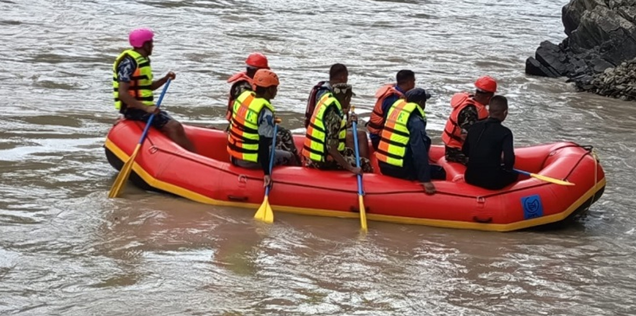 कर्णालीमा बेपत्ता गाडी र यात्रु खोज्न सशस्त्रको विपद् शिक्षालयबाट गोताखोर परिचालन